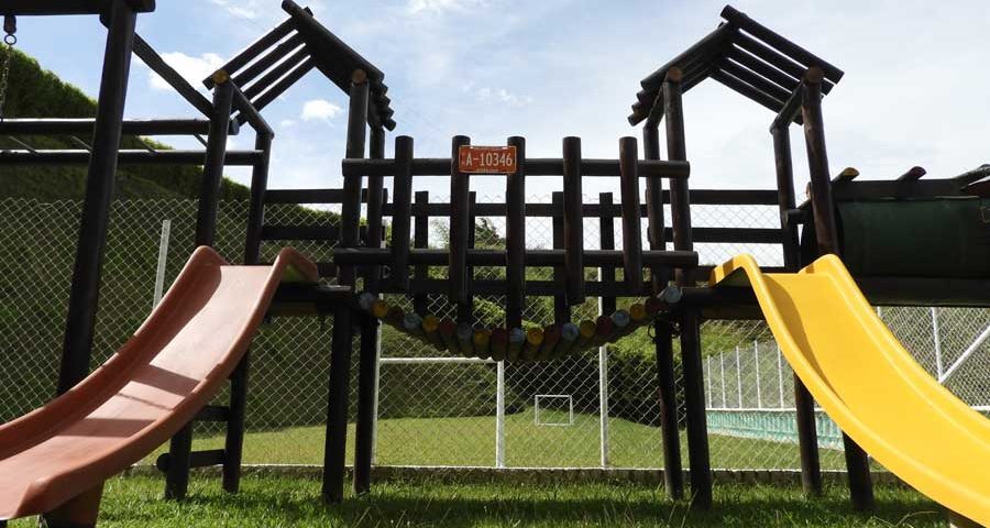 Spielturm kaufen oder selber bauen? Die wahren Kosten und Vorzüge der ultimativen Spieloase